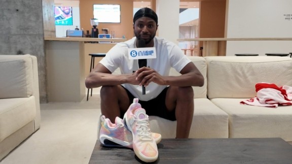 结束中国之行 NBA球星维金斯告别乌鲁木齐